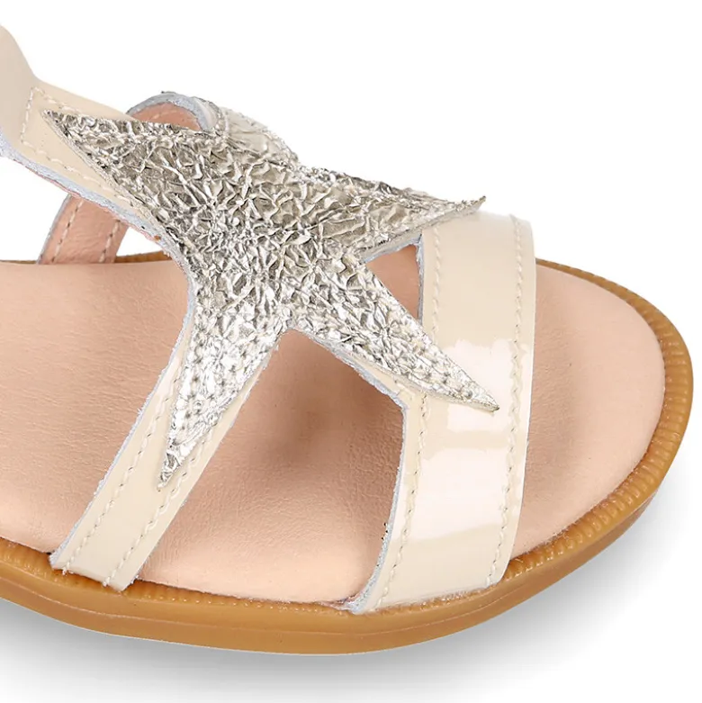 Sandalia Niña en forma de t en piel charol con diseño con estrella.