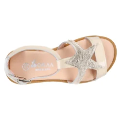 Sandalia Niña en forma de t en piel charol con diseño con estrella.