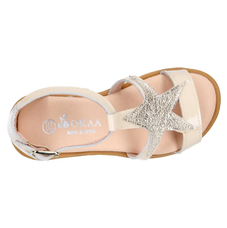 Sandalia Niña en forma de t en piel charol con diseño con estrella.