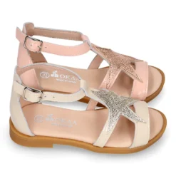 Sandalia Niña en forma de t en piel charol con diseño con estrella.
