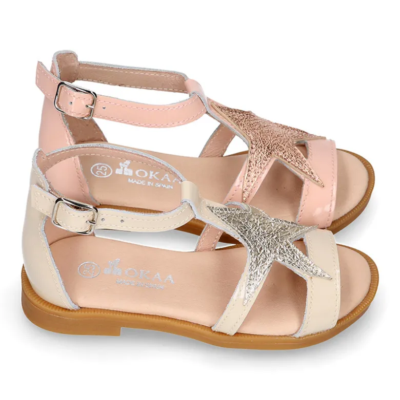Sandalia Niña en forma de t en piel charol con diseño con estrella.
