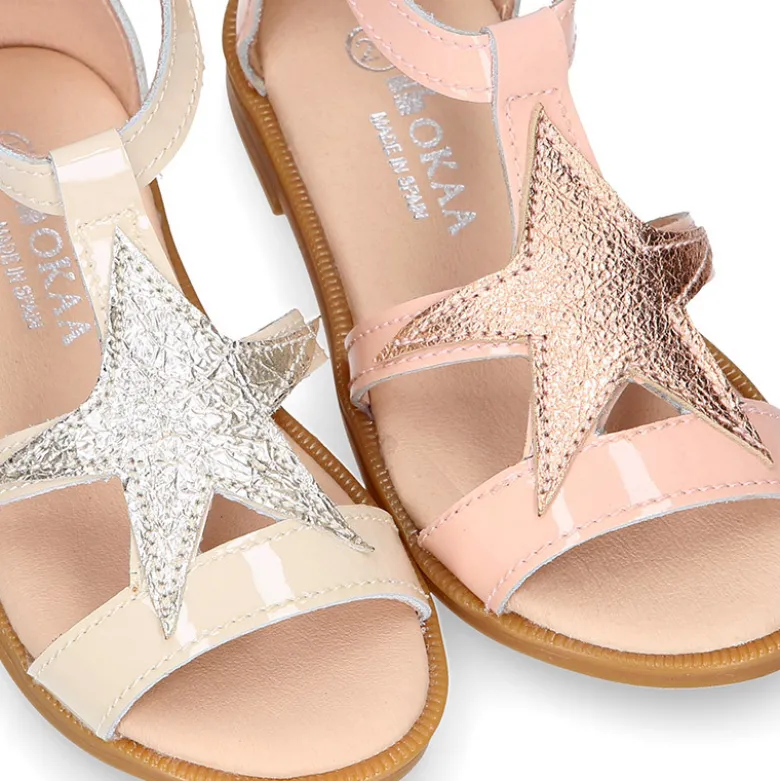 Sandalia Niña en forma de t en piel charol con diseño con estrella.