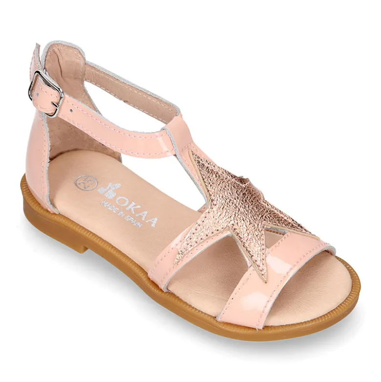 Sandalia Niña en forma de t en piel charol con diseño con estrella.