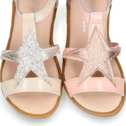Sandalia Niña en forma de t en piel charol con diseño con estrella.