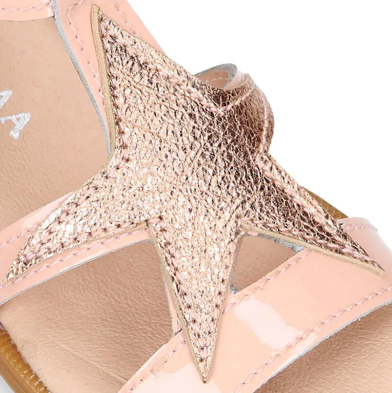 Sandalia Niña en forma de t en piel charol con diseño con estrella.