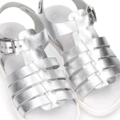 Sandalia Niña en piel METALIZADA con hebilla y suela SUPER FLEXIBLE.