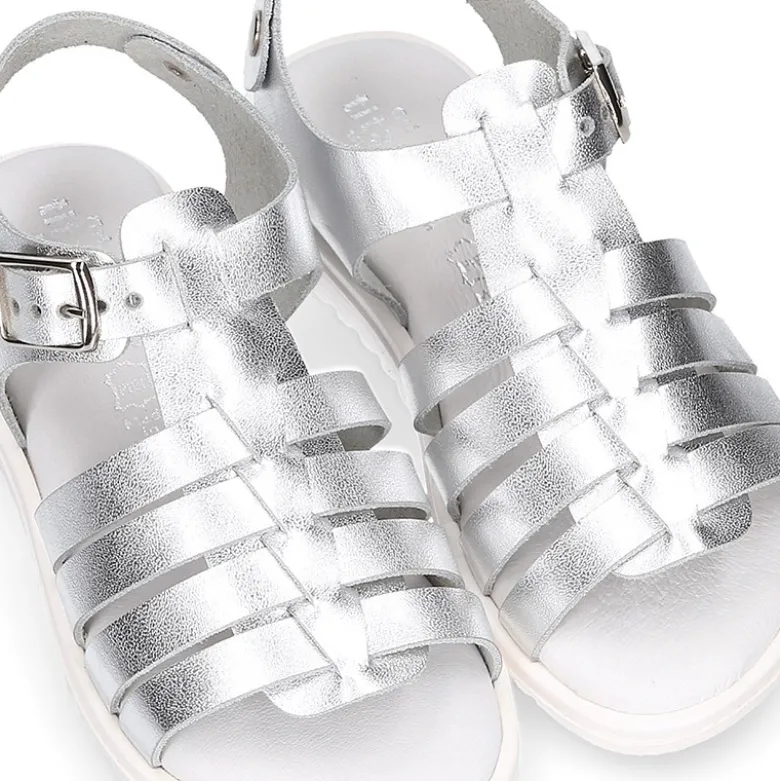 Sandalia Niña en piel METALIZADA con hebilla y suela SUPER FLEXIBLE.