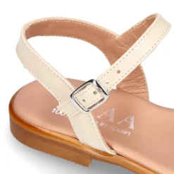 Sandalia Niña en piel Napa con diseño HOJAS.
