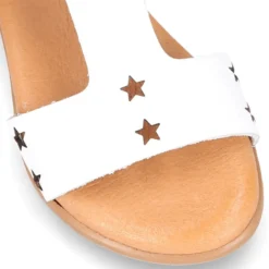 Sandalia Niña Mayor en forma de T en piel con ESTRELLAS.