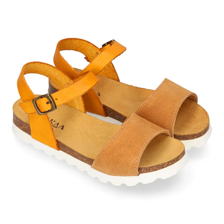 Sandalia Niña Mayor en piel combinada y suela blanca.