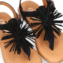 Sandalia niña mayor romana en piel con POMPON NEGRO.