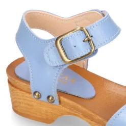 Sandalia Niña Mayor tipo ZUECO de madera en piel suave con picados.