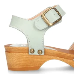 Sandalia Niña Mayor tipo ZUECO de madera en piel suave con picados.