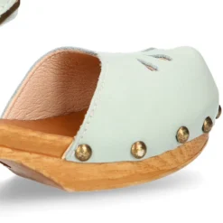 Sandalia Niña Mayor tipo ZUECO de madera en piel suave con picados.