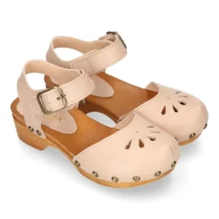 Sandalia Niña Mayor tipo ZUECO de madera en piel suave con picados.