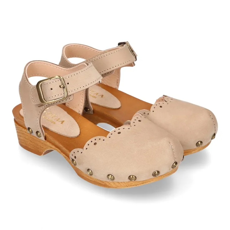 Sandalia Niña Mayor tipo ZUECO de madera con ONDAS en piel Nobuck.