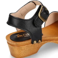 Sandalia Niña Mayor tipo ZUECO de madera en piel suave con picados en color Negro.