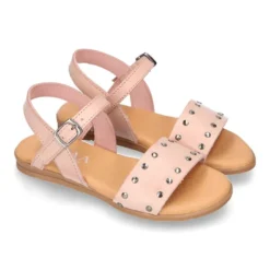 Sandalia Niña para vestir en piel con diseño con tachuelas plateadas.