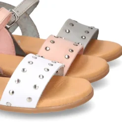 Sandalia Niña para vestir en piel con diseño con tachuelas plateadas.