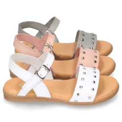 Sandalia Niña para vestir en piel con diseño con tachuelas plateadas.
