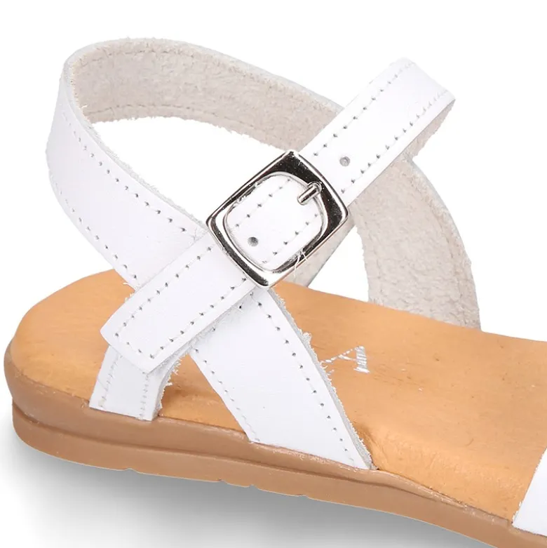 Sandalia Niña para vestir en piel con diseño con tachuelas plateadas.