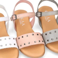 Sandalia Niña para vestir en piel con diseño con tachuelas plateadas.