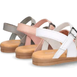 Sandalia Niña para vestir en piel con diseño con tachuelas plateadas.