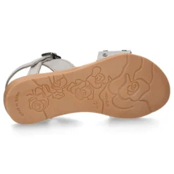 Sandalia Niña para vestir en piel con diseño con tachuelas plateadas.