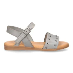 Sandalia Niña para vestir en piel con diseño con tachuelas plateadas.