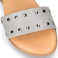 Sandalia Niña para vestir en piel con diseño con tachuelas plateadas.