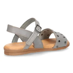 Sandalia Niña para vestir en piel con diseño con tachuelas plateadas.