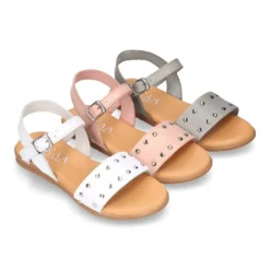 Sandalia Niña para vestir en piel con diseño con tachuelas plateadas.