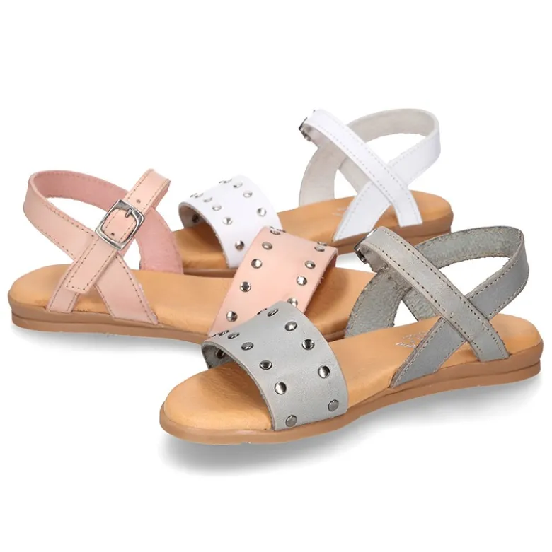 Sandalia Niña para vestir en piel con diseño con tachuelas plateadas.