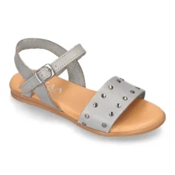 Sandalia Niña para vestir en piel con diseño con tachuelas plateadas.