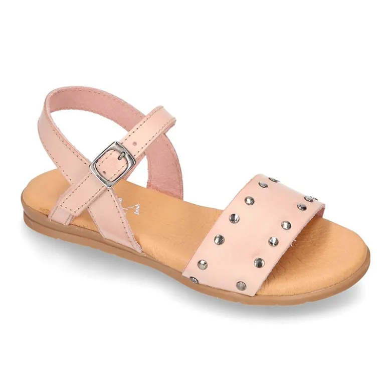 Sandalia Niña para vestir en piel con diseño con tachuelas plateadas.