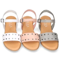 Sandalia Niña para vestir en piel con diseño con tachuelas plateadas.