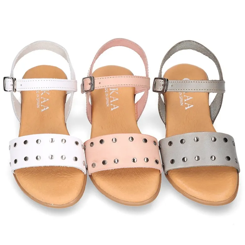 Sandalia Niña para vestir en piel con diseño con tachuelas plateadas.