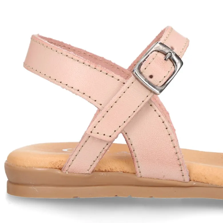 Sandalia Niña para vestir en piel con diseño con tachuelas plateadas.