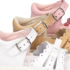 Sandalia Niña peque en piel lavable con lazo y suela SUPER FLEXIBLE.