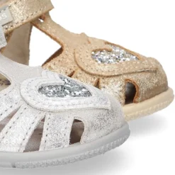 Sandalia Niña peque en piel METALIZADA con cierre adherente y diseño con CORAZÓN.