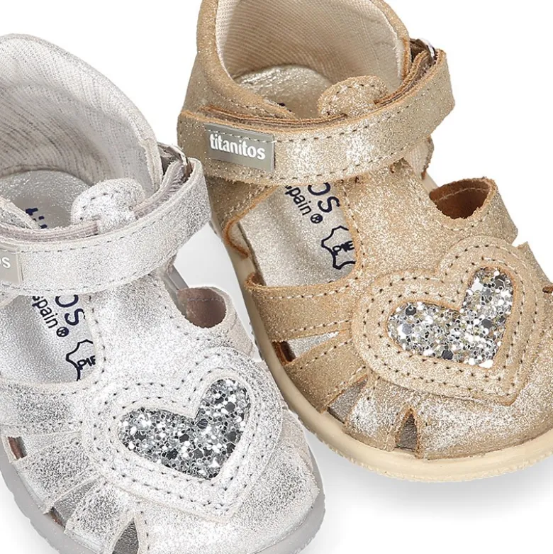 Sandalia Niña peque en piel METALIZADA con cierre adherente y diseño con CORAZÓN.