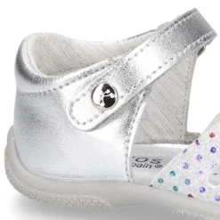 Sandalia Niña peque en piel metalizada con ESTRELLAS y cierre adherente con suela SUPER FLEXIBLE.