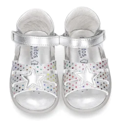 Sandalia Niña peque en piel metalizada con ESTRELLAS y cierre adherente con suela SUPER FLEXIBLE.