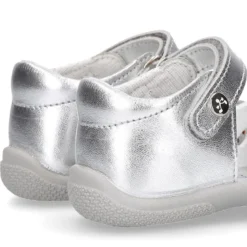 Sandalia Niña peque en piel metalizada con ESTRELLAS y cierre adherente con suela SUPER FLEXIBLE.
