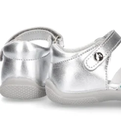 Sandalia Niña peque en piel metalizada con ESTRELLAS y cierre adherente con suela SUPER FLEXIBLE.