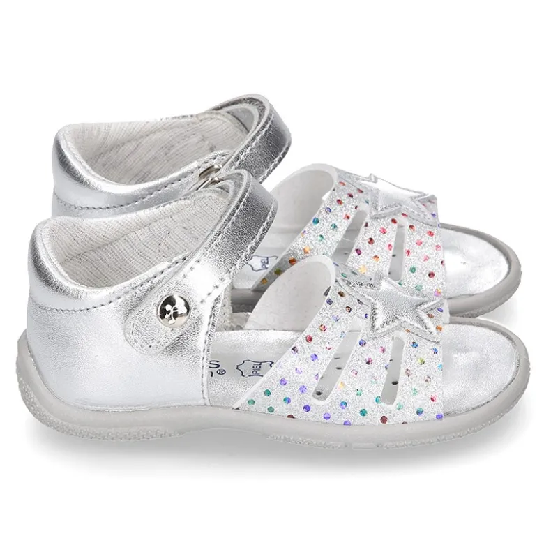 Sandalia Niña peque en piel metalizada con ESTRELLAS y cierre adherente con suela SUPER FLEXIBLE.