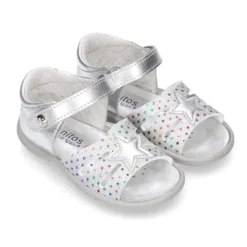 Sandalia Niña peque en piel metalizada con ESTRELLAS y cierre adherente con suela SUPER FLEXIBLE.