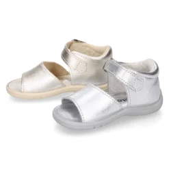 Sandalia Niña peque en piel metalizada con suela SUPER FLEXIBLE.
