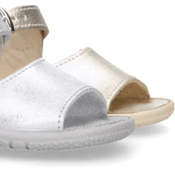 Sandalia Niña peque en piel metalizada con suela SUPER FLEXIBLE.