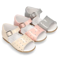 Sandalia Niña peques con ESTRELLAS en piel charol.